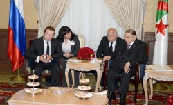 الرئيس عبد العزيز بوتفليقة يستقبل الوزير الأول الروسي