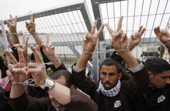 المئات من الأسرى الفلسطينيين في إضراب مفتوح عن الطعام