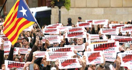 إضراب في كتالونيا احتجاجا على سجن القادة المعزولين