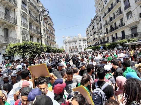 مسيرات طلابية للمطالبة بتغيير النظام ومواصلة محاربة الفساد والمفسدين