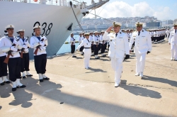 قائد القوات البحرية يشرف على مراسم تفتيش السفينة الشراعية المدرسة &quot;الملاح&quot;