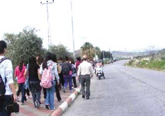 سكان بلدية خرايسية يعانون غياب وسائل النقل