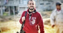 استشهاد الصحفي الفلسطيني احمد ابو حسين متأثرا بإصابته في جمعة رفع العلم