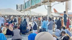 قتلى وفوضى بمطار أفغانستان بعد فرار الرئيس