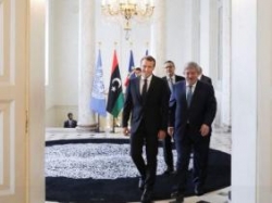 الرئيس الفرنسي يستقبل الوزير الاول أحمد أويحيى