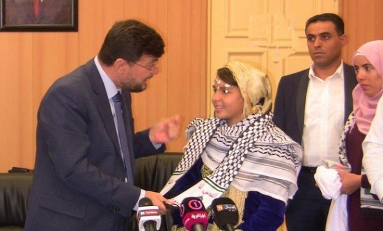 سفير دولة فلسطين يقلد الطفلة اليتيمة رحاب مصباح تسمية &quot;سفيرة فلسطين بالجزائر&quot;