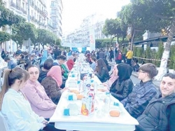 إفطار جماعي بساحة موريس أودان بالعاصمة