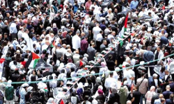 آلاف الفلسطينيّـــين يتظاهرون فـي غــزّة رفضـا للتّهجـير