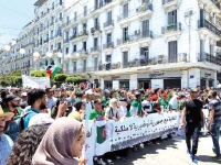 الطلبة في مسيرة بالعاصمة لمساندة مطالب الحراك الشعبي في تغيير النظام