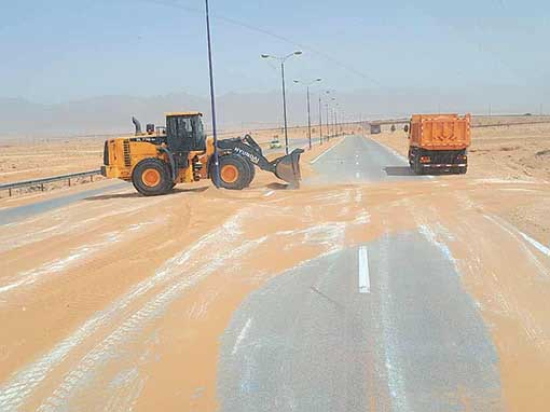 النعامة.. أشغال يومية  لإزالة الرمال من الطرق
