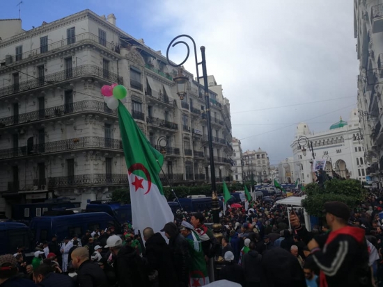 مسيرات الجمعة الـ39: تجديد المطالبة بالتغيير وبرحيل رموز النظام السابق
