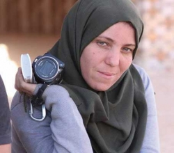 الصحافية سميرة مواقي تعود إلى الجزائر