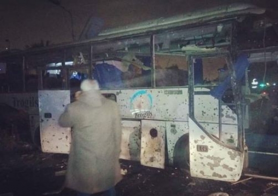 مصر: وفاة شخصين وإصابة 12 بينهم سائحون في تفجير حافلة بمنطقة الهرم