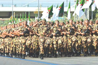 يد تبني ويد تحمي..جزائريون يصوغون ملحمة الانتصار