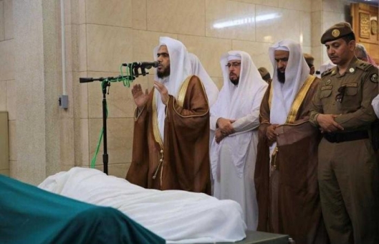 جموع المصلين بالمسجد النبوي يؤدون صلاة الجنازة على الشيخ أبو بكر الجزائري