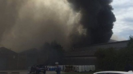 بريطانيا : حريق هائل في إحدى حظائر الطائرات بمطار ساوثند في لندن