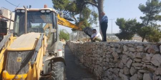 القدس المحلتة : جرافات الاحتلال تهدم جدارًا في مقبرة الشهداء القريبة من أسوار البلدة القديمة