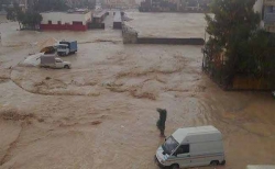 باتنة: سيول الأمطار تغمر منازل ومحلات تجارية