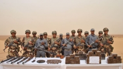 وزارة الدفاع: كشف مخبأ للأسلحة والذخيرة على مستوى الشريط الحدودي لبرج باجي مختار