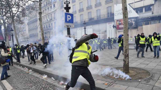 فرنسا: اندلاع اشتباكات بين حركة &quot;السترات الصفراء&quot; والشرطة