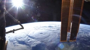 رائد ناسا يلتقط صورا فريدة لإعصار جينيفيف من الفضاء
