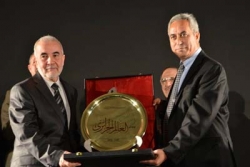 البروفيسور بن عيسى عبد النبي يمنح وسام عالم الجزائر لسنة 2016