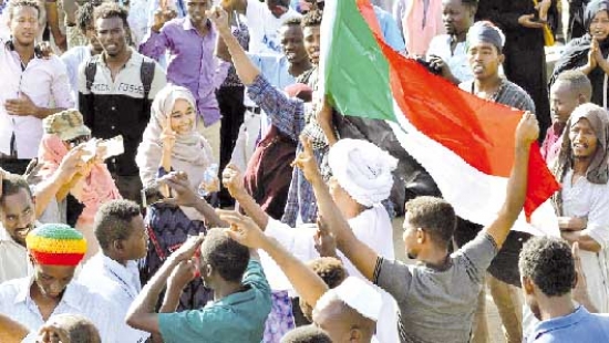 السودانيون يطالبون الإسراع بتشكيل حكومة مدنية