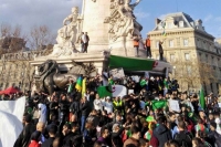 أفراد الجالية الجزائرية بفرنسا في تجمع للمطالبة بجزائر أفضل وديمقراطية أكبر