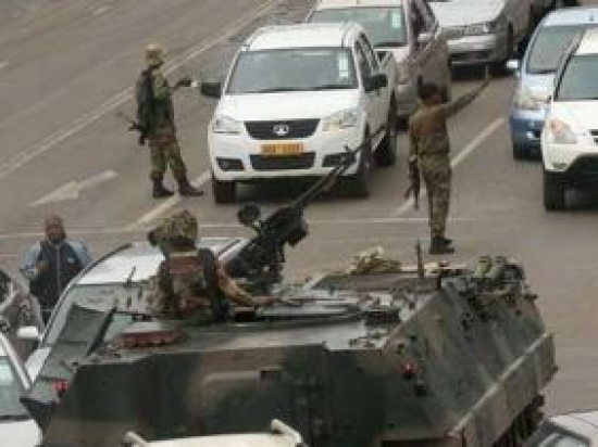 الاتحاد الإفريقي يدعو الجيش في زيمبابوي لضبط النفس وإعادة العمل بالدستور