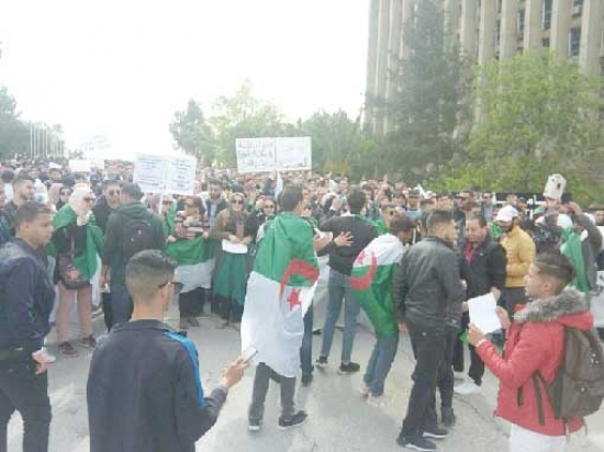 طلبة وأساتذة جامعيون في مسيرة سلمية بقسنطينة