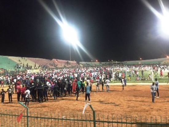 مقتل 8 أشخاص وإصابة 49 آخرون بجروح بسبب التدافع في ملعب لكرة القدم بدكار