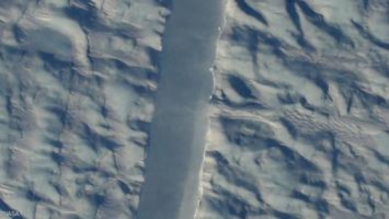 صور ناسا ترصد شرخا كبيرا يهدد الجزيرة الجليدية الأكبر في العالم