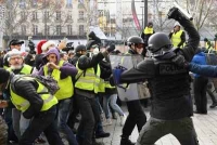 فرنسا.. ارتفاع حدة الاشتباكات بين محتجي السترات الصفراء والشرطة في تظاهرات &quot;السبت الأسود&quot;