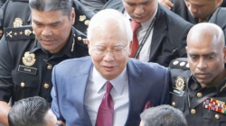 السجن 12 عاما لرئيس وزراء ماليزيا السابق