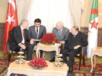 الرئيس بوتفليقة يتحادث مع نظيره التركي أردوغان