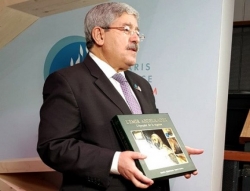 أويحيى يهدي كتابا حول الأمير عبد القادر بمنتدى باريس حول السلام