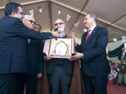 تسليم جائزة الأمير عبد القادر للسلام لأسقف الجزائر السابق هنري تيسيي