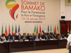 سلال يؤكد من باماكو على ضرورة التعبئة الدولية من أجل السلم في مالي