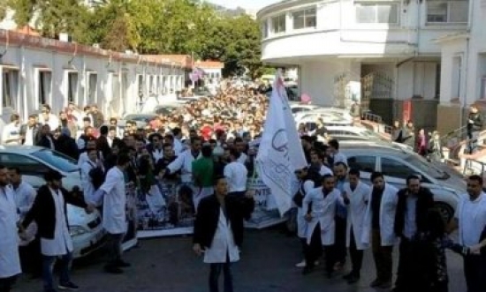 الأطباء المقيمون ينظمون وقفة احتجاجية بمستشفى مصطفي باشا بالعاصمة