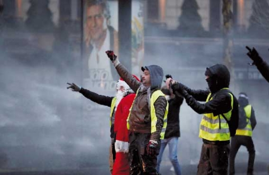 تراجع حركة «السترات الصفراء» بشوارع باريس