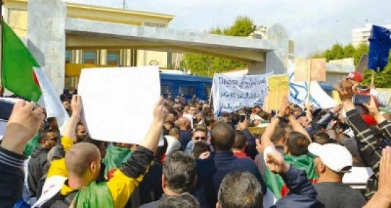تجمع امام مقر الاتحاد العام للعمال الجزائريين للمطالبة برحيل سيدي السعيد