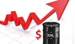 أسعار النفط تقترب من 83 دولارا للبرميل
