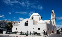 وزارة الشؤون الدينية تدعو لبث القرآن الكريم في المساجد