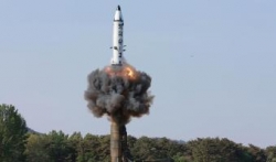 كوريا الشمالية تتحدى الحظر الدولي وتطلق صاروخا باليستيا جديدا