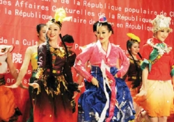جمهور البويرة يستمتع بعروض الرقص لفرقة غوانغشي الصينية
