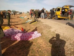 مقتل 8 أشخاص في حادث اصطدام سيارة اجرة بشاحنتين بالبيض