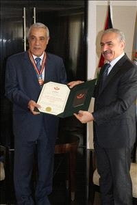 رئيس دولة فلسطين محمود عباس يسلم وسام نجمة القدس لسفير الجزائر لدى مصر