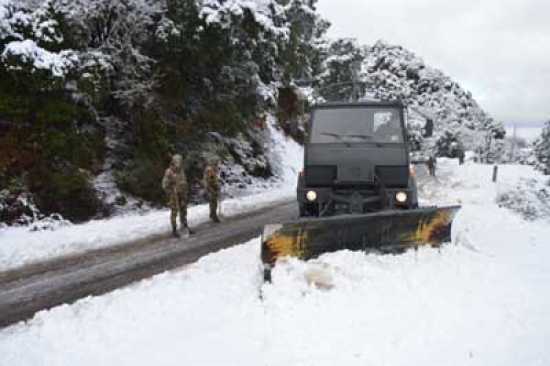 الجيش يفك العزلة عن مناطق بتيزي وزو غمرتها الثلوج