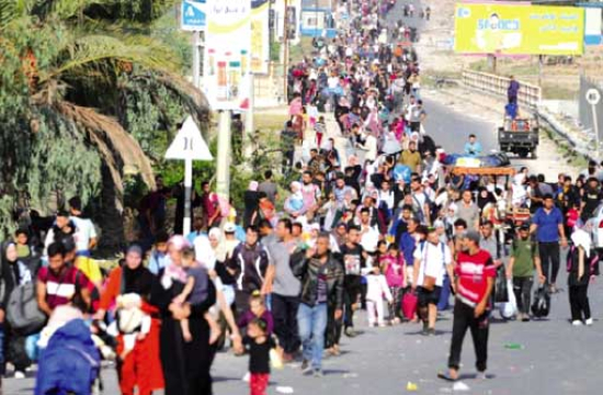 فلسطينيو غـزة يتمسكـون بالأرض ويرفضون النـزوح القســري