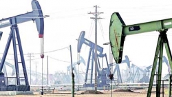 النفط يصعد بفعل تراجع المخاوف من «أوميكرون»